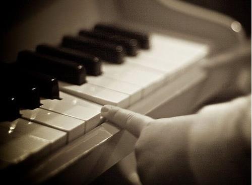 小孩子多少岁学钢琴好？